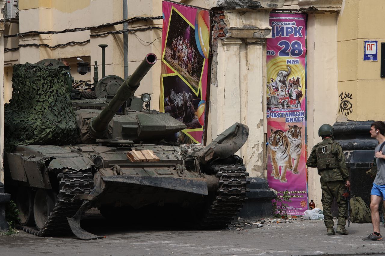 Танк ЧВК "Вагнер" возле штаба ЮВО. Фото Федор Ларин / Spektr.Press