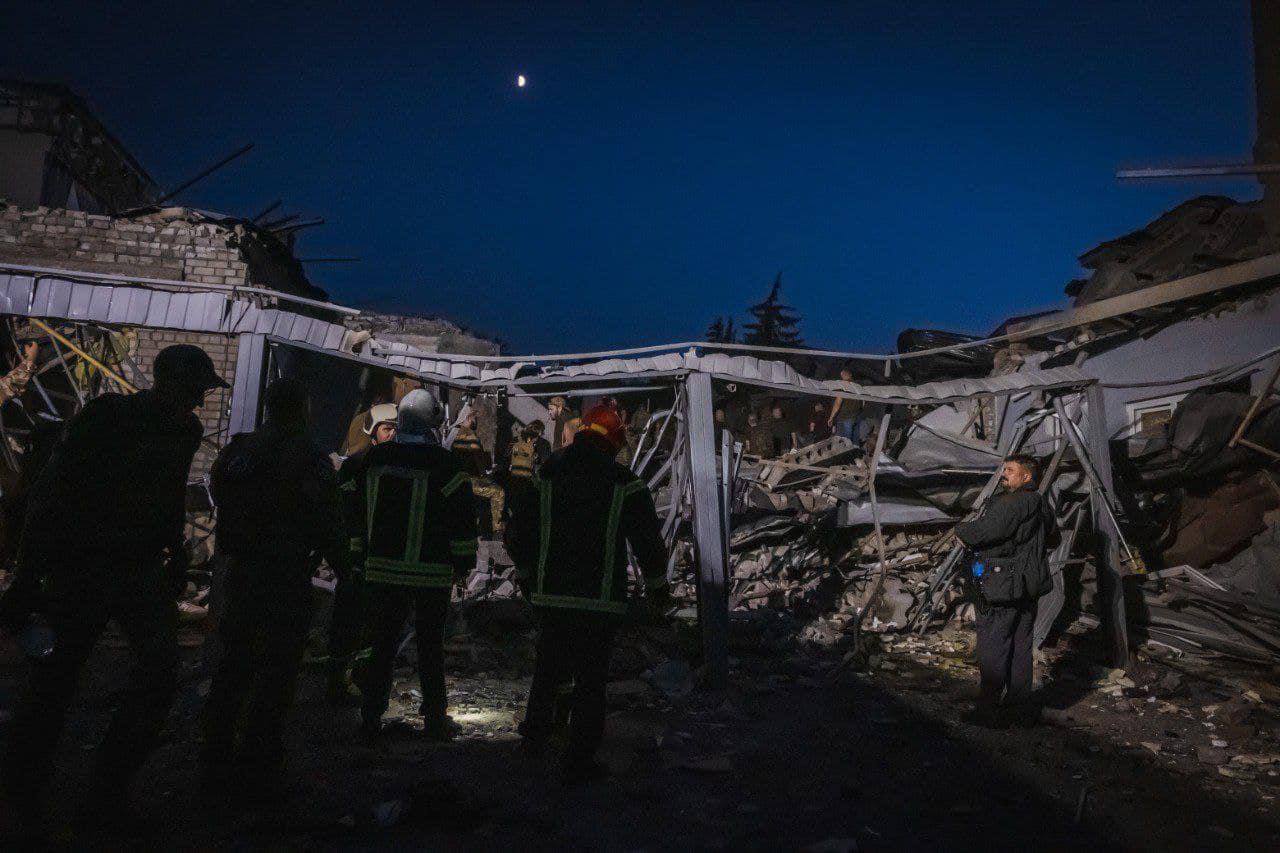 Спасательные работы на месте ракетного удара по кафе в Краматорске. Фото Telegram-канал Игоря Клименко.