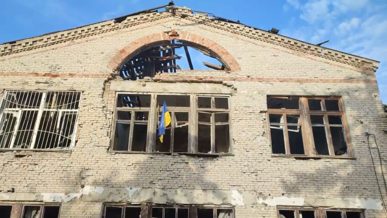 Флаг Украины в Благодатном. Скриншот с видео facebook.com/68brigade