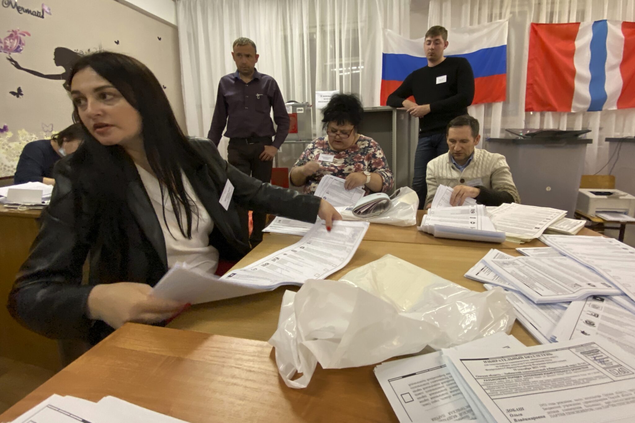 Члены участковой избирательной комиссии подсчитывают бюллетени на избирательном участке. Фото Evgeniy Sofiychuk/AP Photo/Scanpix/LETA