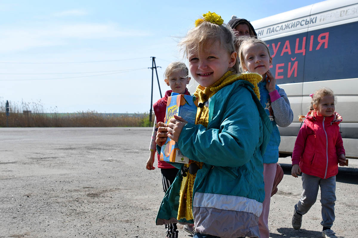 Дети ждут посадки в автобус во время эвакуации, Славянск, Украина. Фото Andriy Andriyenko/AP Photo/Scanpix/LETA