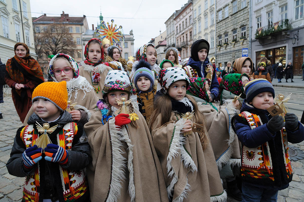 Дети в канун православного Рождества в центре Львова, Украина. Фото Mykola Tys/AP Photo/Scanpix/LETA