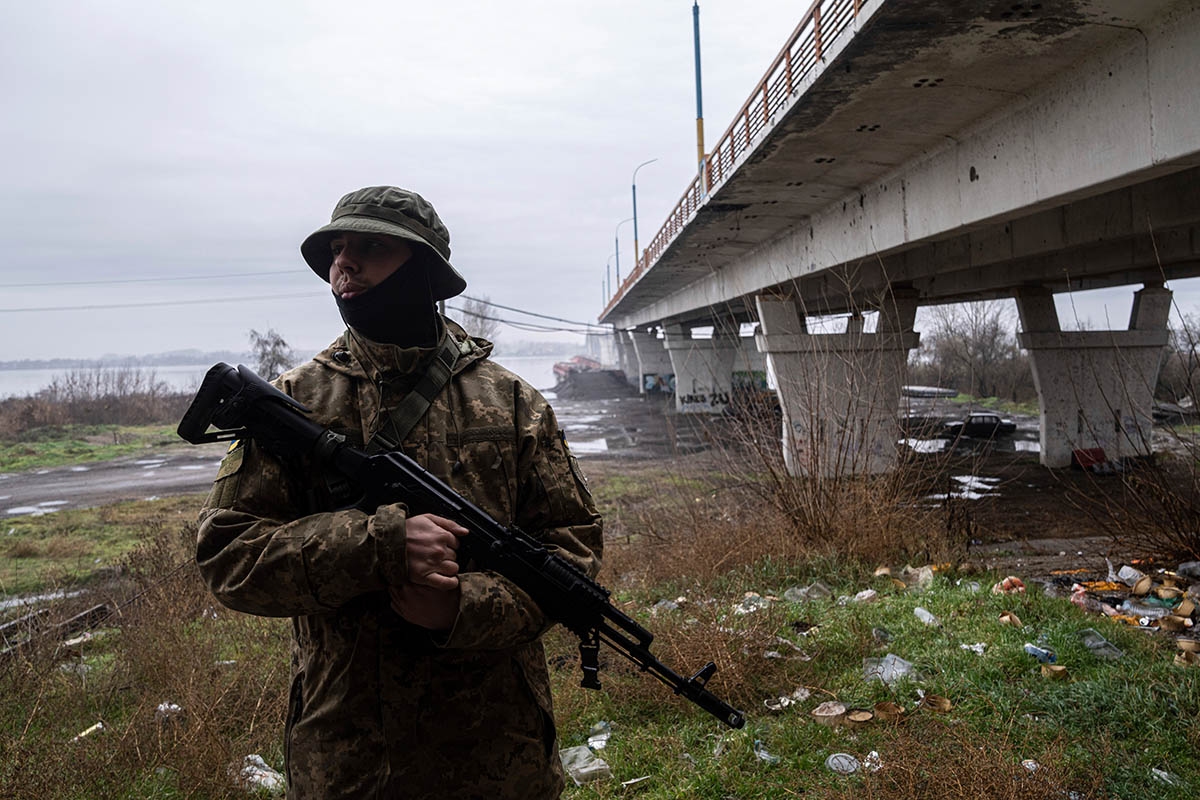 Военнослужащий ВСУ возле Антоновского моста. Фото Evgeniy Maloletka/AP Photo/Scanpix/Leta