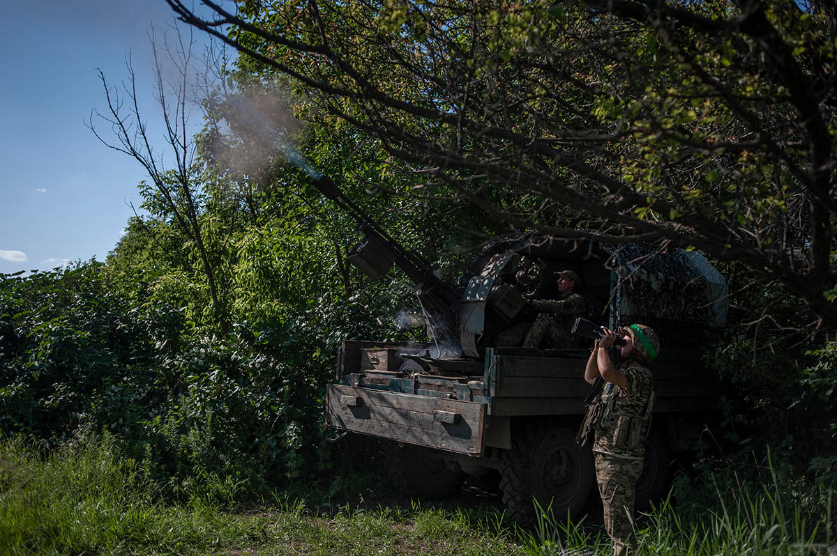 Украинские солдаты ведут огонь на передовой возле Бахмута. Фото Iryna Rybakova/AP/Scanpix/Leta