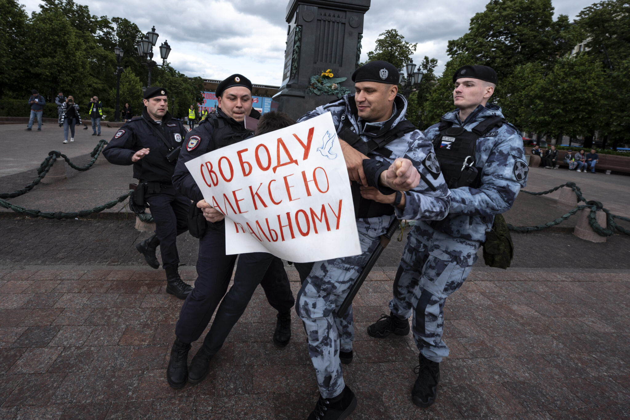 Задержание пикетчика с плакатом в поддержку Алексея Навального 4 июня 2023 года. Фото AP / Scanpix / LETA.