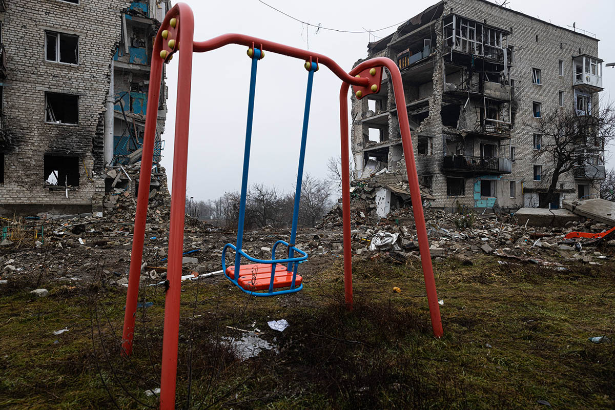 Изюм, Харьковская область. Фото STEPHANE DUPRAT/SIPA/Scanpix/Leta
Izioum, Kharkiv Oblast, le 27 fevrier 2023. Dans les environs de la ville dâIzioum, des villages sont complÃ¨tement pillÃ's et dÃ'truits par les soldats et lâartillerie russe. Un parc pour enfants rÃ'siste se tient encore debout.//DUPRATSTEPHANE_SIPA.0148439/Credit:STEPHANE DUPRAT/SIPA/2303021318