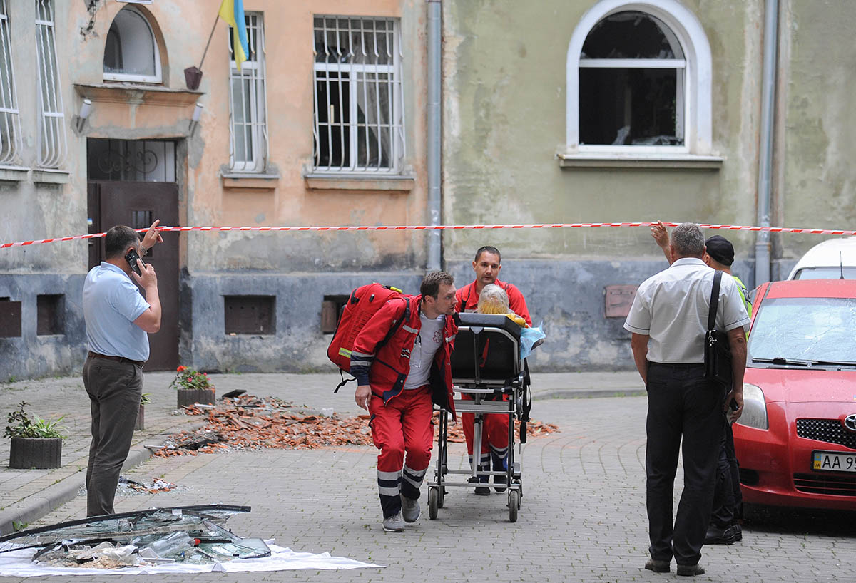 Парамедики эвакуируют женщину из дома, пострадавшего от российского ракетного удара во Львове, Украина. ФотоMYKOLA TYS/EPA/Scanpix/Leta
