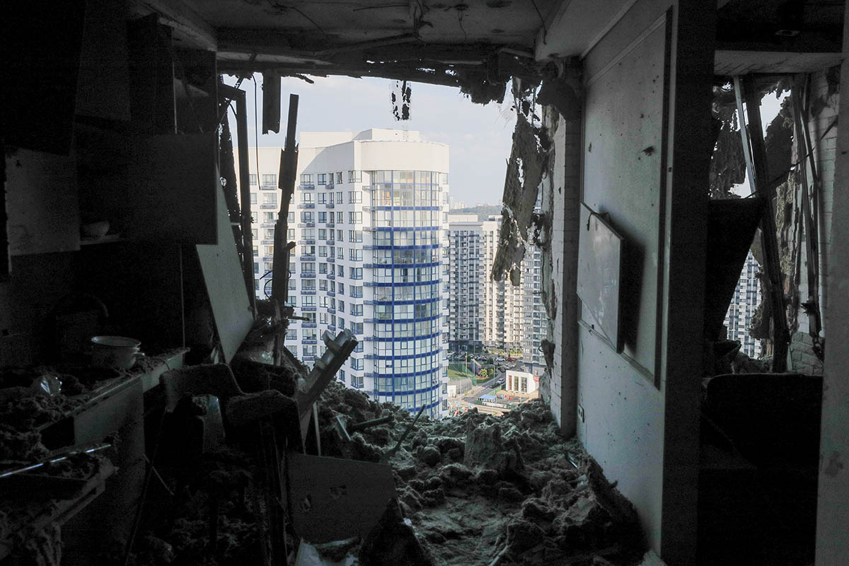 Поврежденная квартира в жилом доме после ночного удара беспилотников в Киеве. 13 июля 2023 года. Фото SERGEY DOLZHENK/EPA/Scanpix/Leta