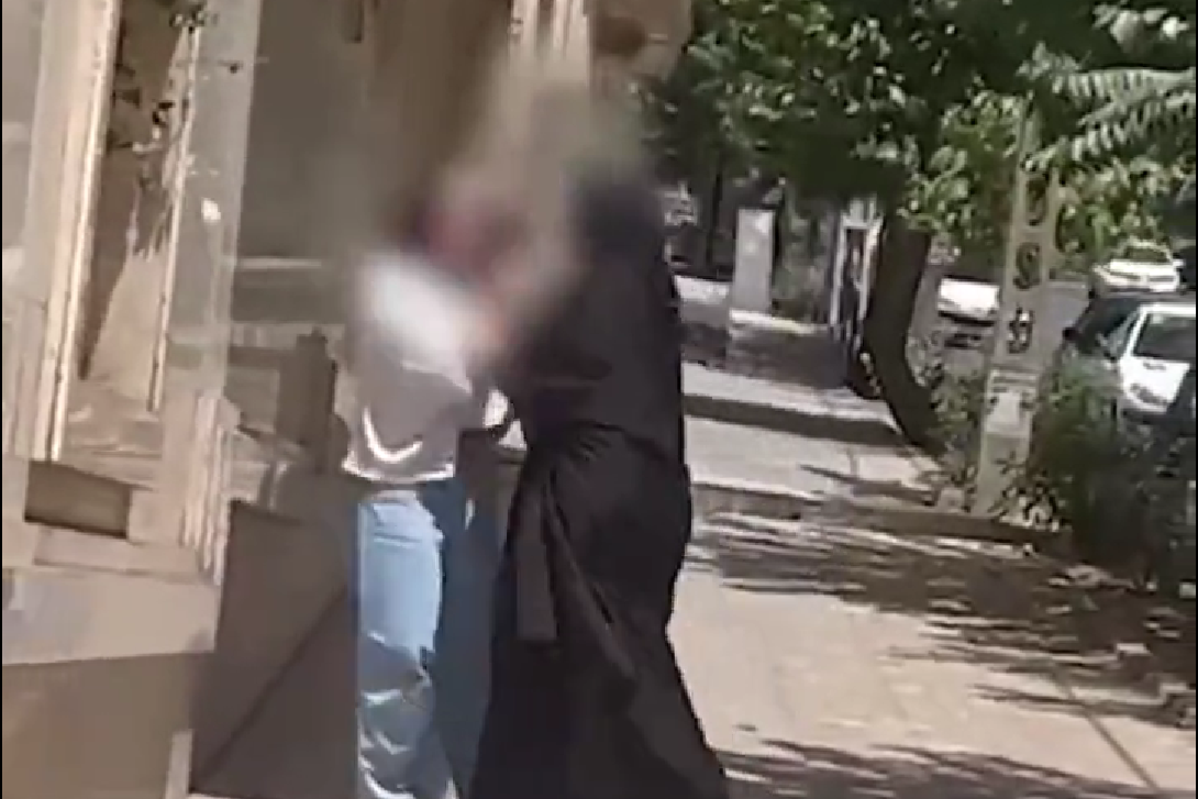 Сцена задержания девушки без хиджаба в Тегеране. Скриншот из видео Iran International.