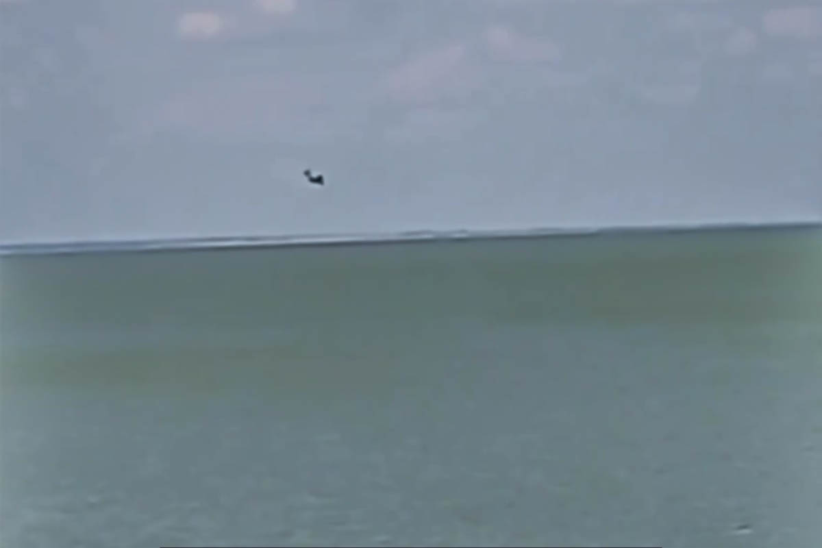 Момент падения Су-25 в Азовское море 17 июля 2023 года. Скриншот из видео Astra.