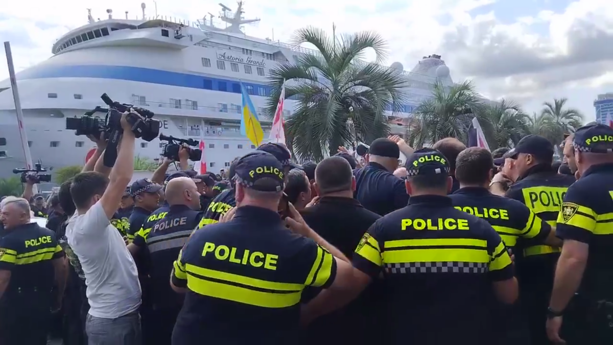 Акция протеста в Батуми 31 июля 2023 года. Скриншот из видео Николая Левшица.