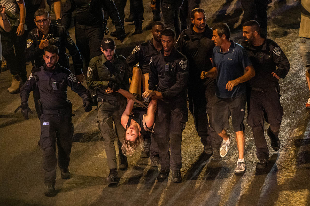 Полиция задерживает людей на демонстрации протеста в Тель-Авиве, 24 июля 2023 года. Фото Orit Ben-Ezzer/ZUMA Press Wire/Scanpix/LETA