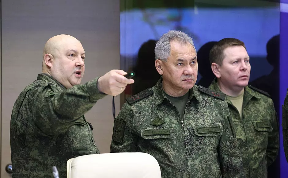 Сергей Суровикин (слева) докладывает министру обороны Сергею Шойгу (в центре). Фото пресс-службы президента РФ.