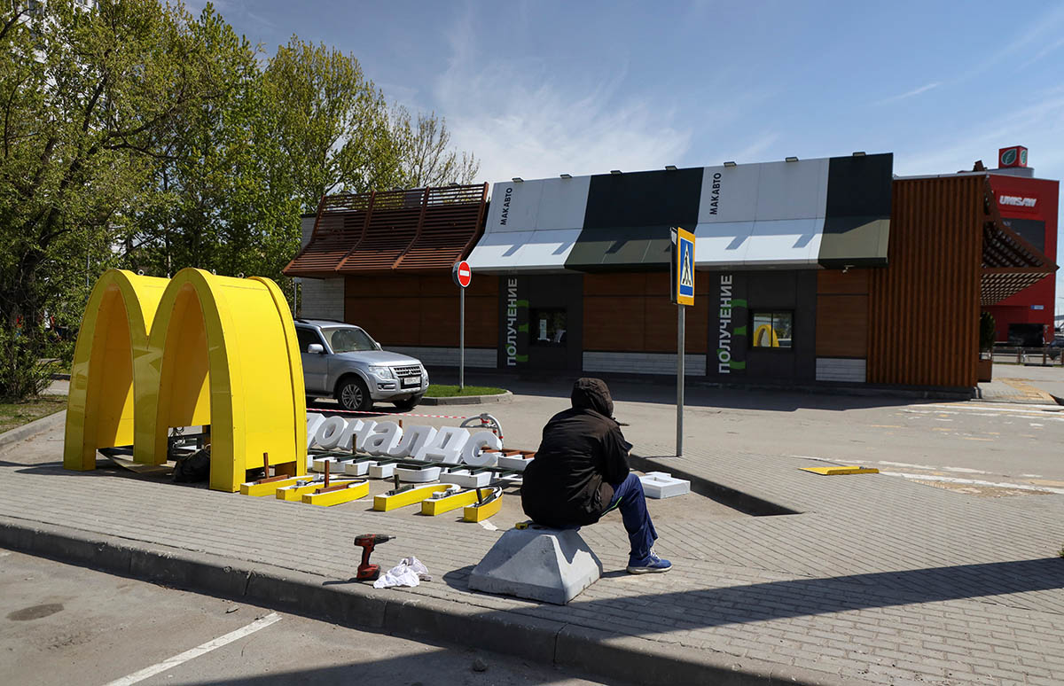 Разобранная вывеска McDonald’s в городе Химки. Фото Lev Sergeev/REUTERS/Scanpix/LETA