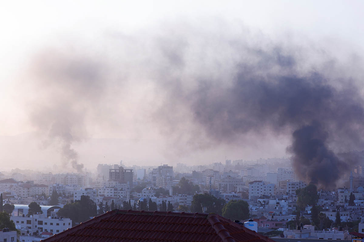 Дым над домами после израильского авиаудара в городе Дженин, Израиль, Палестинская автономия. Фото Mohamad Torokman/REUTERS/Scanpix/Leta
