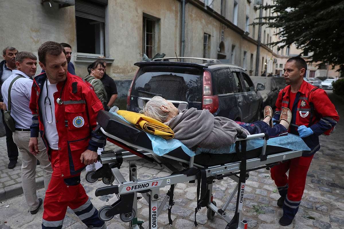 Парамедики выносят женщину из дома, пострадавшего от российского ракетного удара во Львове, Украина. Фото Roman Baluk/REUTERS/Scanpix/Leta