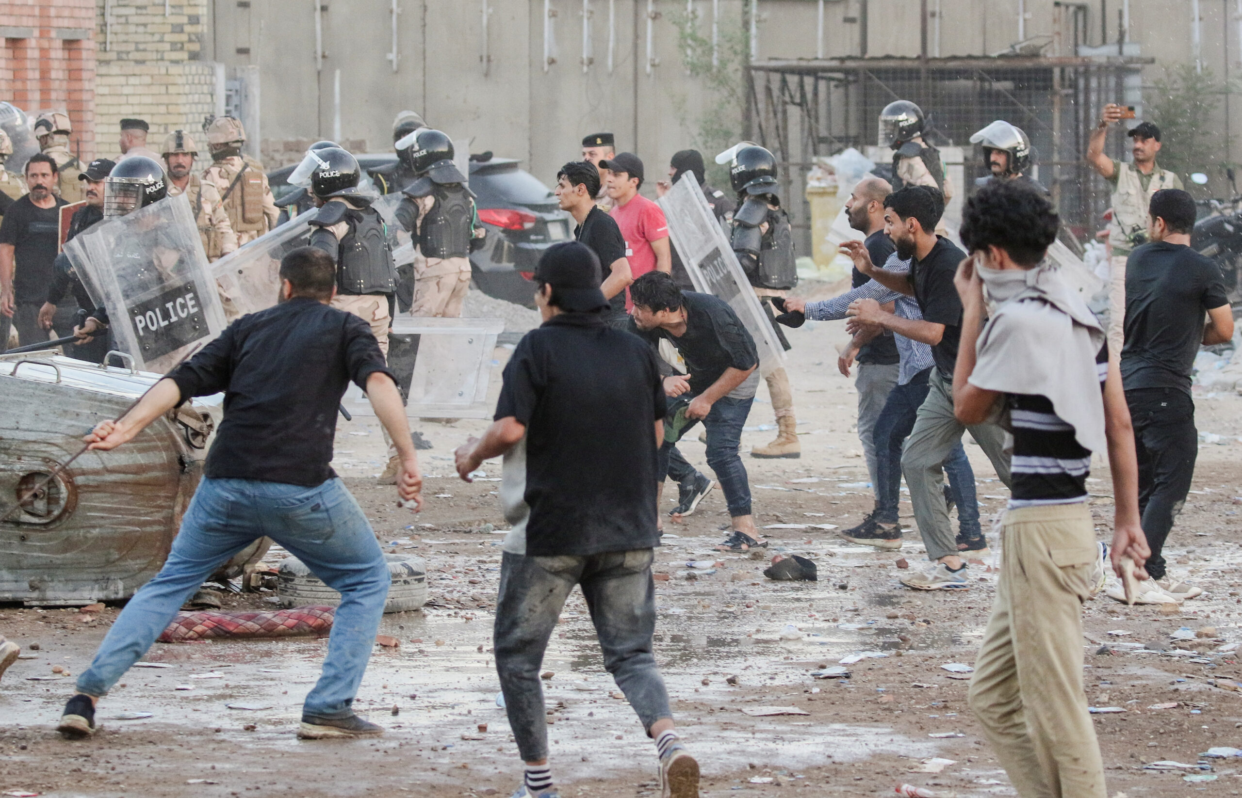 Столкновения протестующих с полицией на акции протеста в Ираке со штурмом посольства Швеции 20 июля 2023 года. Фото AHMED SAAD / AFP / Scanpix / LETA.