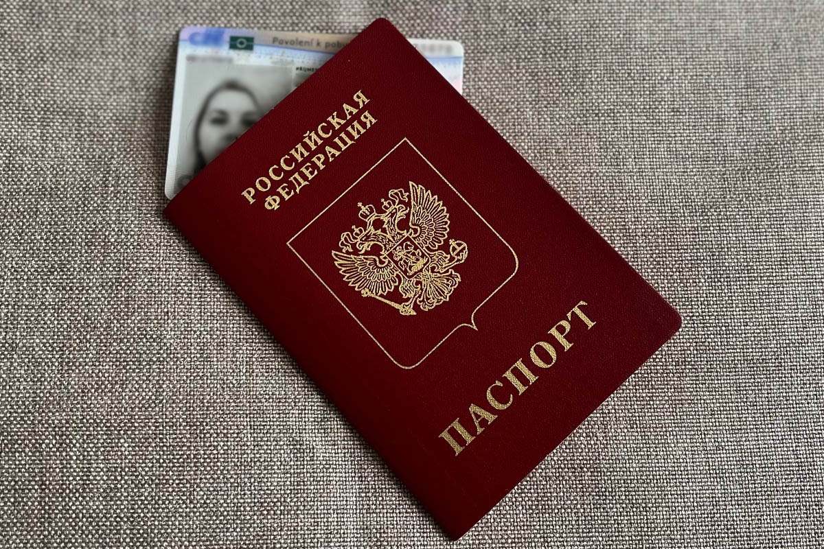 Вид на жительство и паспорт РФ. Фото SpektrPress