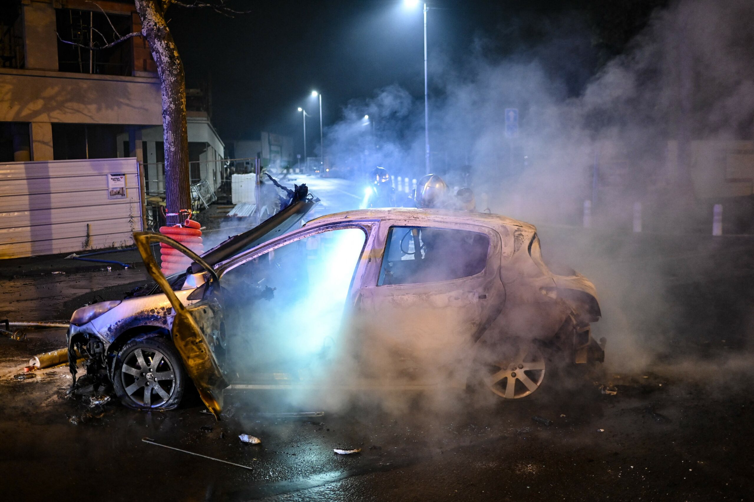 Последствия беспорядков во Франции. Фото Sebastien SALOM-GOMIS / AFP/Scanpix/Leta