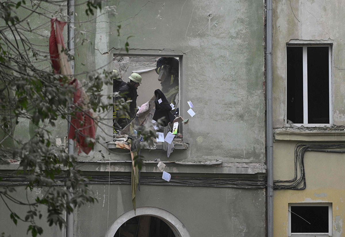Спасатели работают в частично разрушенном жилом доме после российского ракетного удара во Львове, Украина. Фото YURIY DYACHYSHYN/AFP/Scanpix/Leta