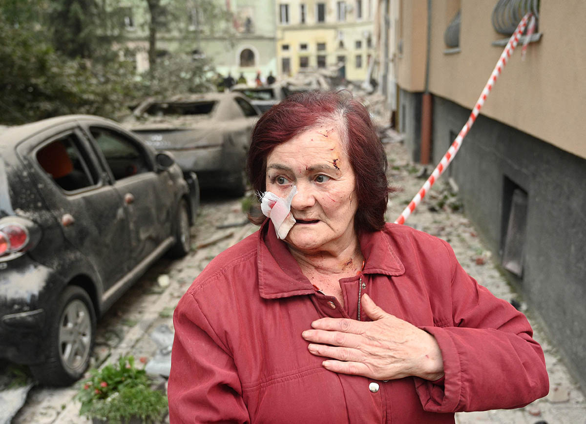 76-летняя Анна рядом с домом, пострадавшим от российского ракетного удара во Львове, Украина. Фото YURIY DYACHYSHYN/AFP/Scanpix/Leta