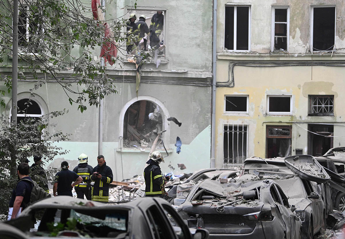 Спасатели работают в частично разрушенном жилом доме после российского ракетного удара во Львове, Украина. Фото YURIY DYACHYSHYN/AFP/Scanpix/Leta