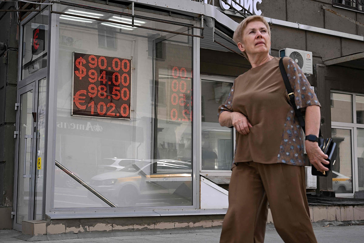 Обменный пункт в Москве, 6 июля 2023 года. Фото NATALIA KOLESNIKOVA/AFP/Scanpix/Leta