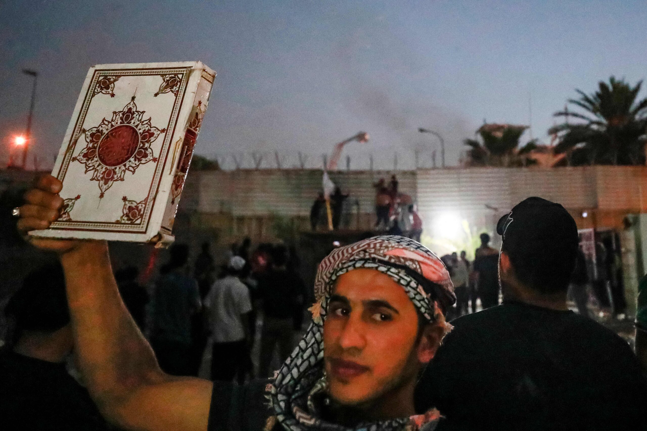 Протестующий держит Коран на акции в Ираке со штурмом посольства Швеции 20 июля 2023 года. Фото AHMAD AL-RUBAYE / AFP / Scanpix / LETA.