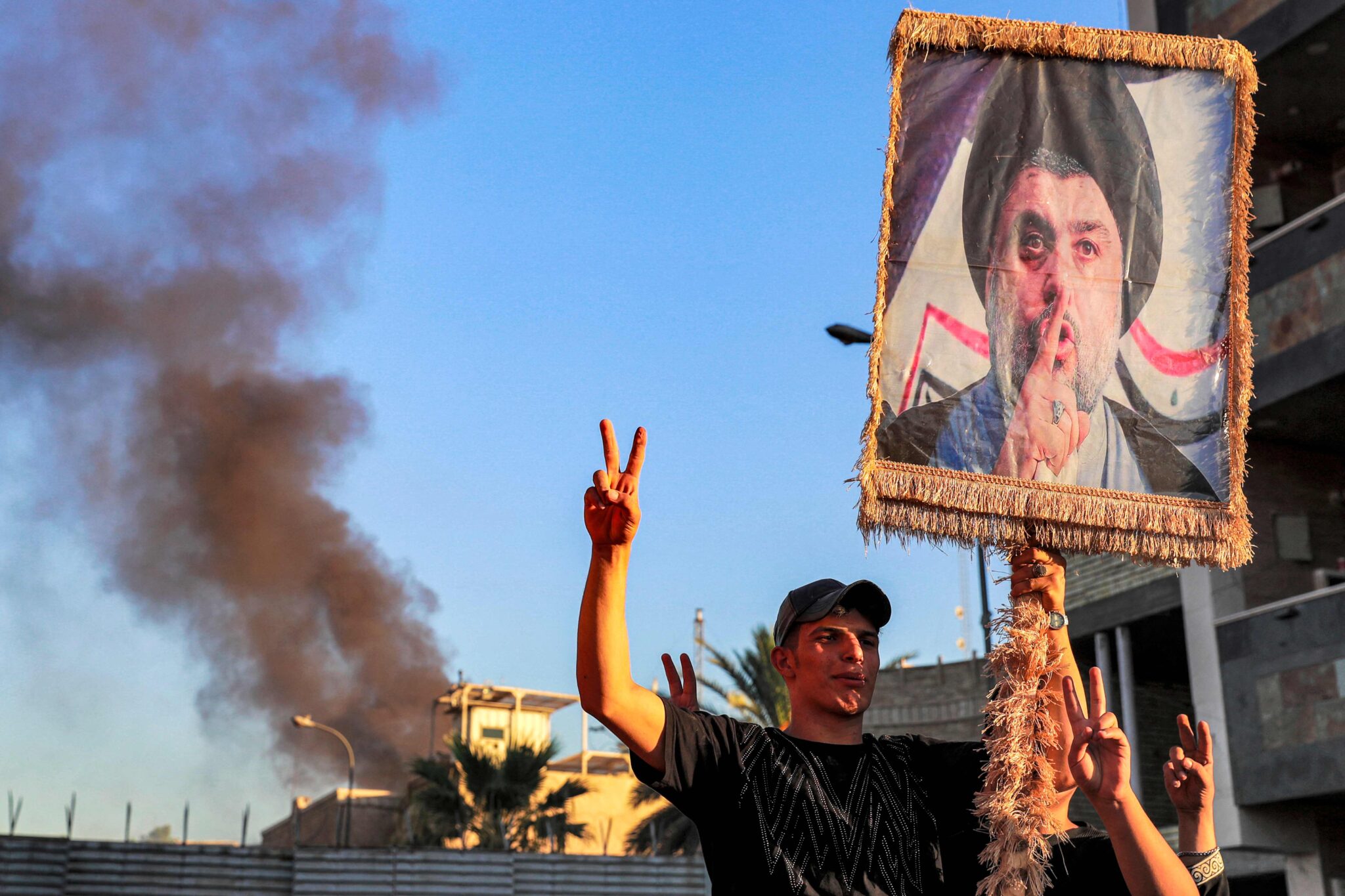 Сторонник Муктады аль-Садра поднимет его портрет  на акции протеста в Ираке со штурмом посольства Швеции 20 июля 2023 года. Фото AHMAD AL-RUBAYE / AFP / Scanpix / LETA.