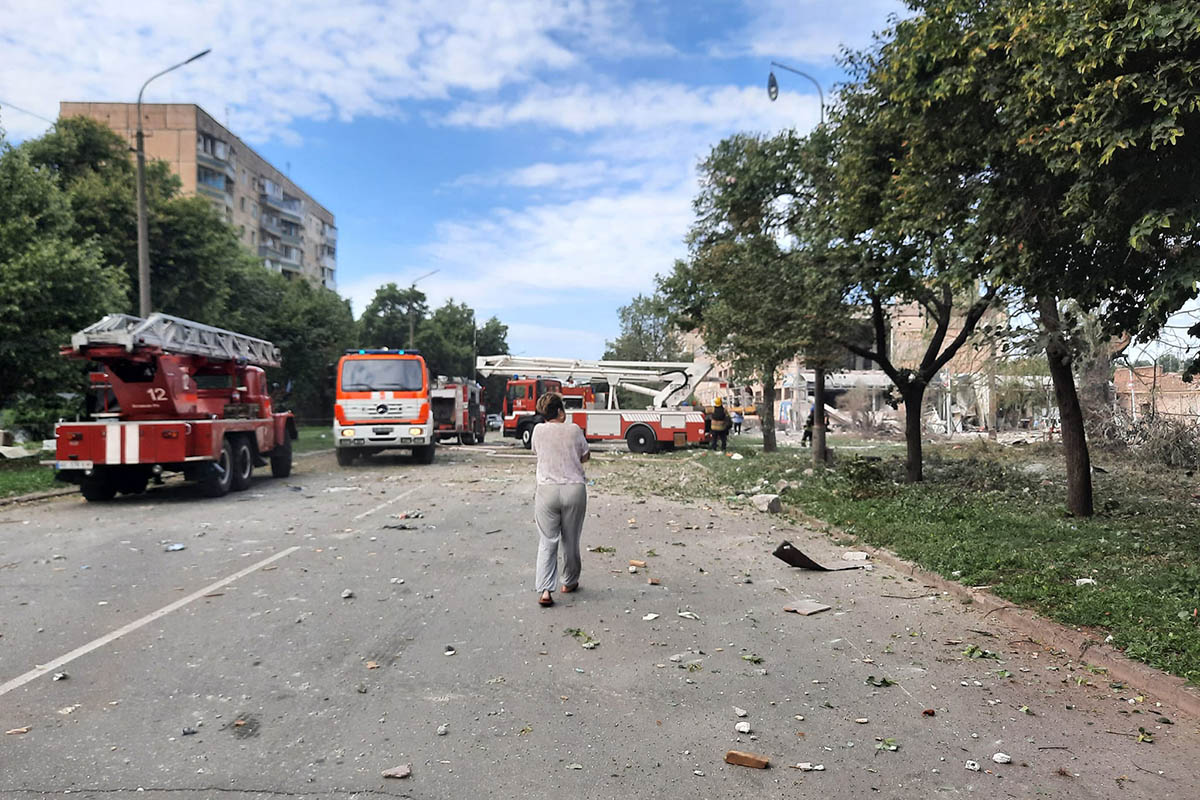 Последствия ракетного удара по Кривому Рогу, 31 июля 2023 года. Фото UKRAINIAN EMERGENCY SERVICE/AFP PHOTO/Scanpix/LETA