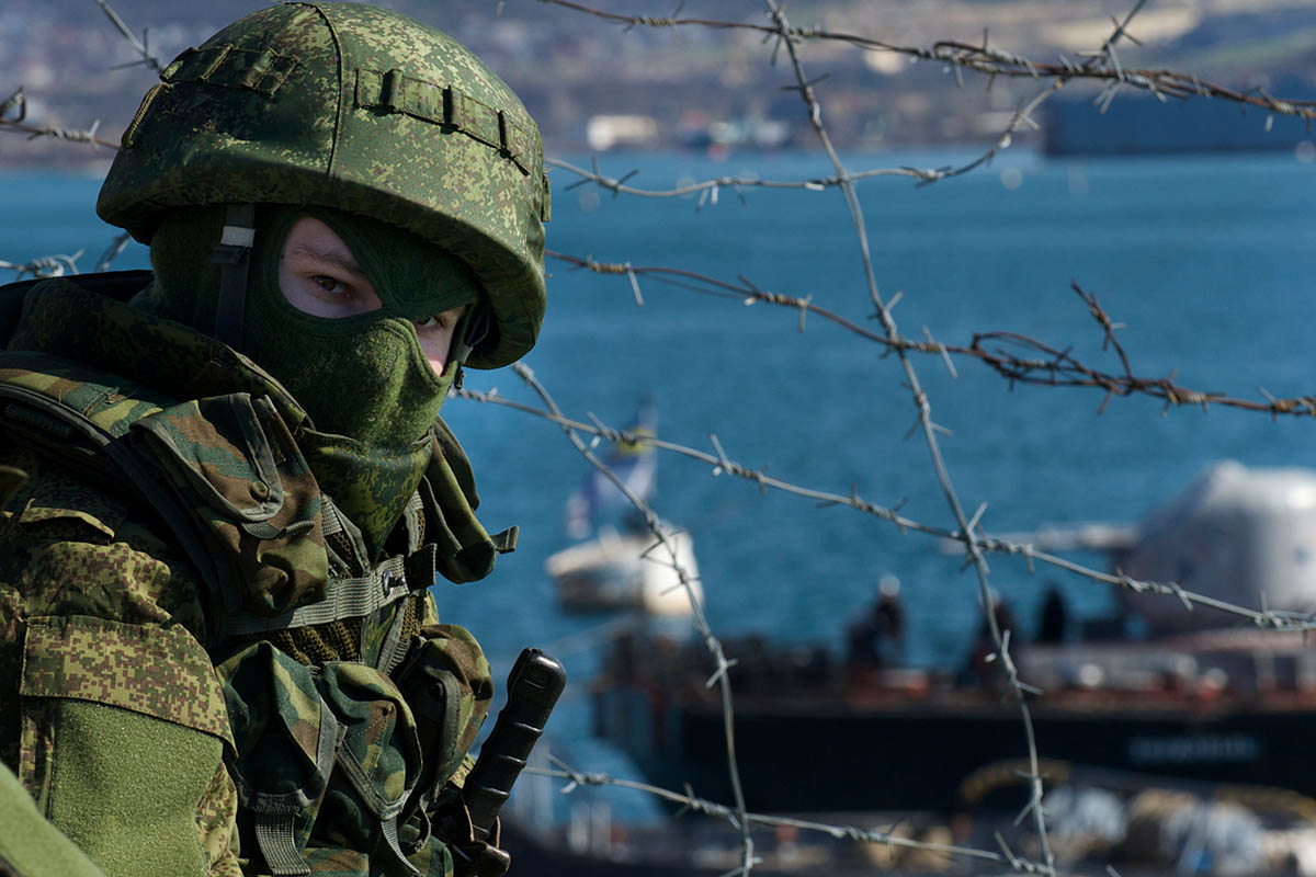 Российский военнослужащий в Крыму. Фото Andrew Lubimov/AP Photo/Scanpix/LETA