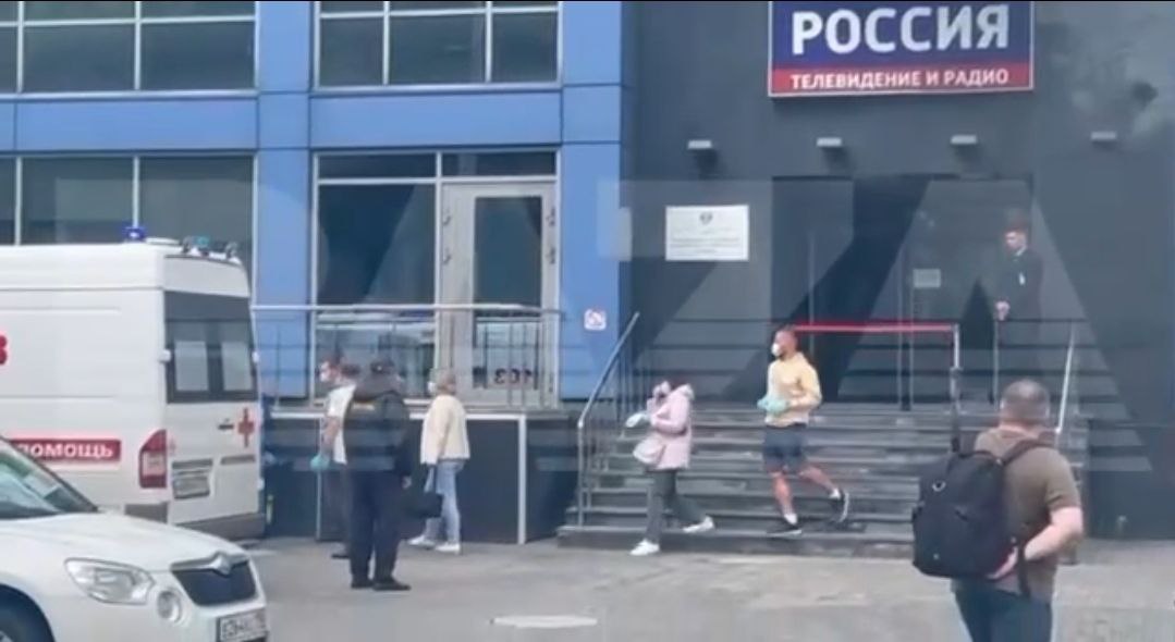 Сотрудники скорой помощи выводят людей из здания ВГТРК. Скриншот из видеозаписи телеграм-канала "База".
