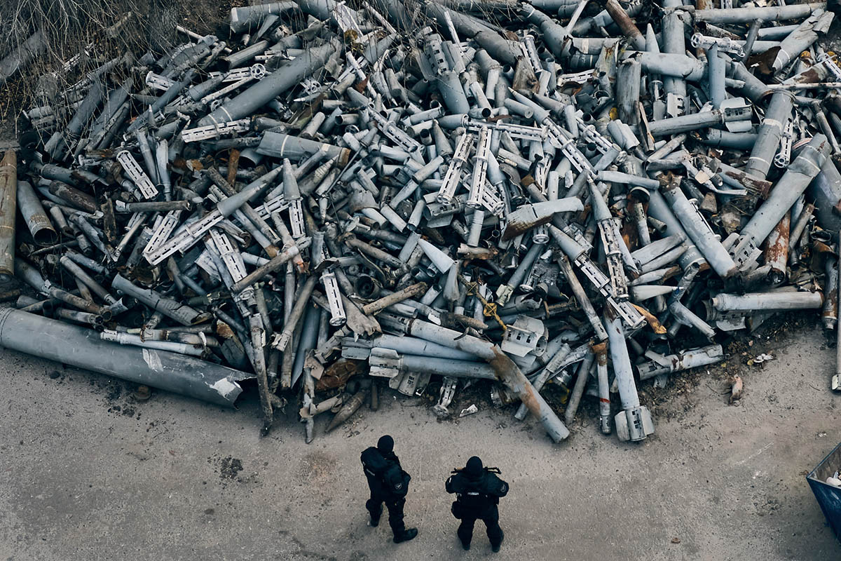 Фрагменты российских ракет, включая кассетные снаряды, в Харькове, Украина. Фото AP Photo/Libkos/Scanpix/LETA