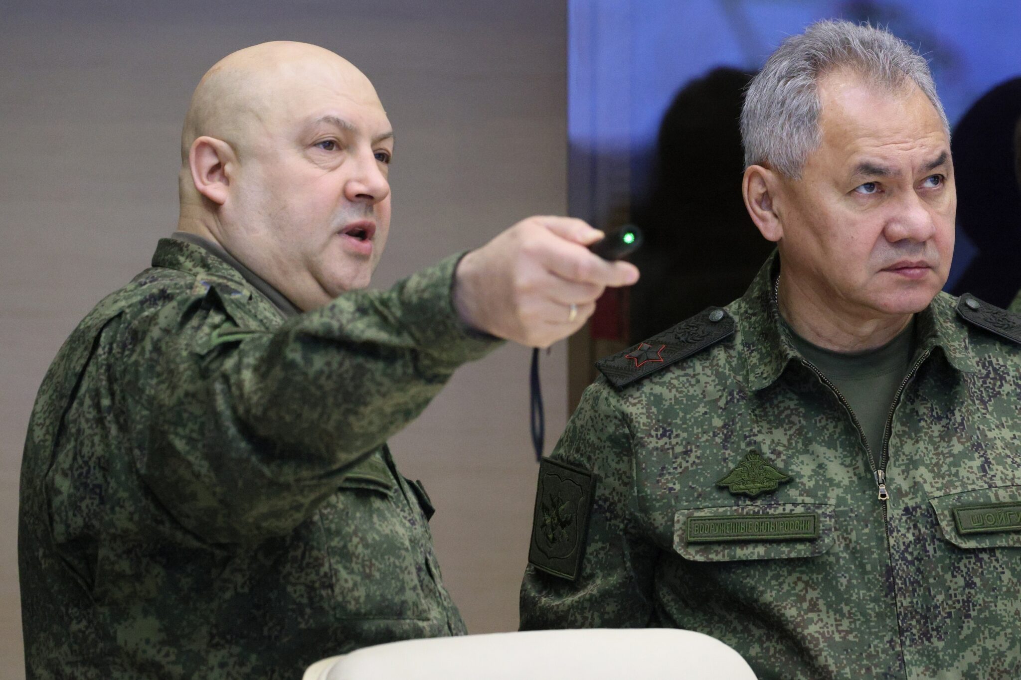 Сергей Суровикин (слева) докладывает министру обороны Сергею Шойгу (в центре). Фото: Gavriil Grigorov/Sputnik/Kremlin Pool Photo via AP/Scanpix/Leta