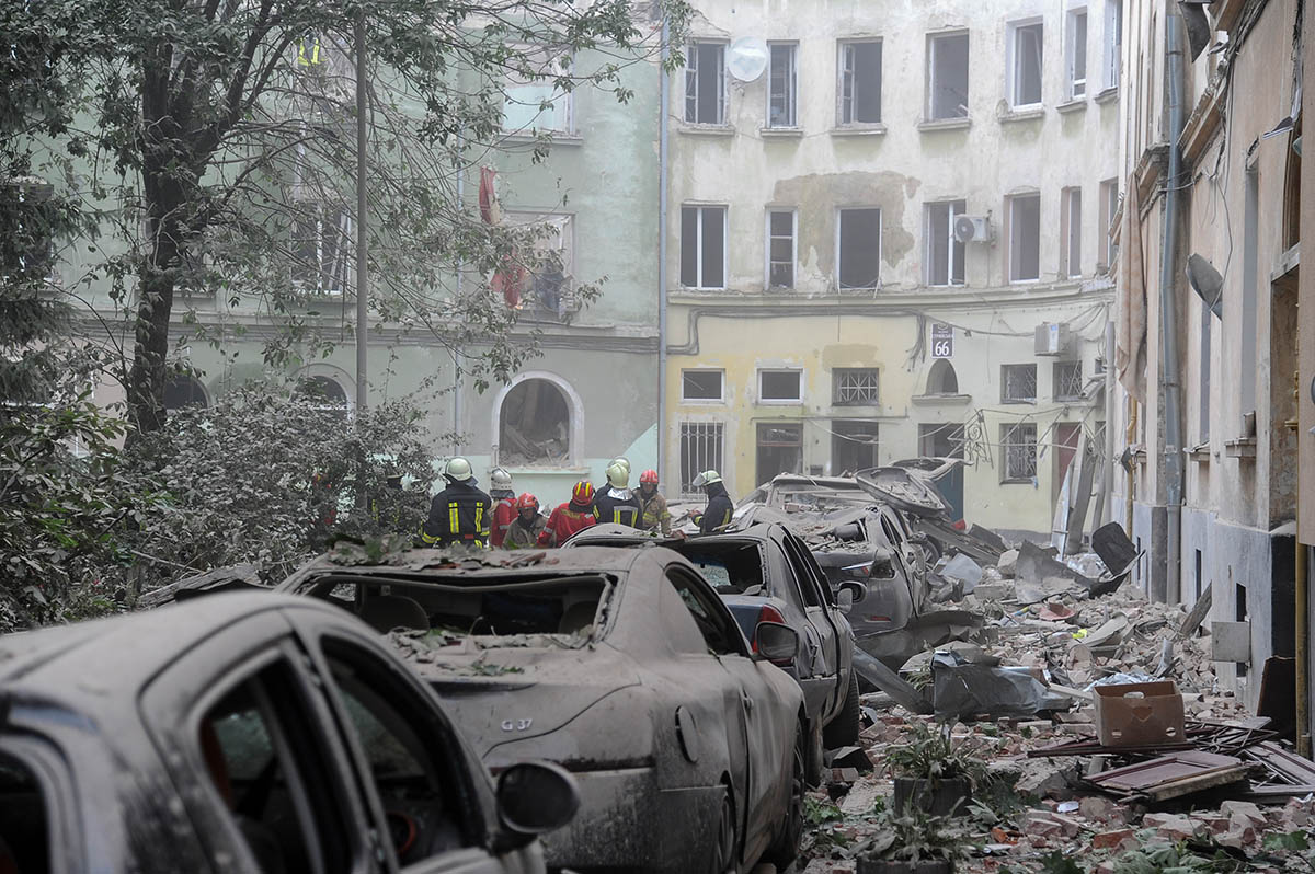 Спасатели работают в частично разрушенном жилом доме после российского ракетного удара во Львове, Украина. Фото Mykola Tys/AP Photo/Scanpix/Leta