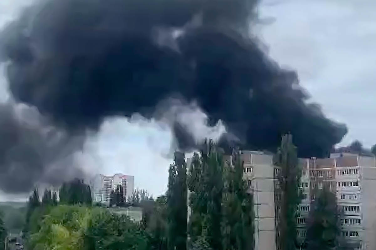 Пожар в многоэтажном доме в Курчатове. Скриншот видео moscowtimes_ru/Telegram