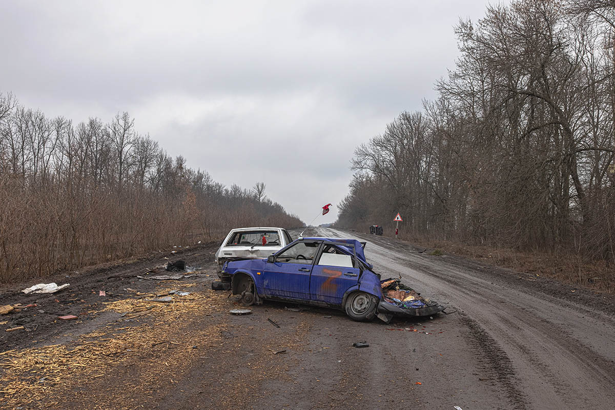 Разбитые автомобили с буквой «Z» рядом с городом Тростянец в Сумской области. Фото ROMAN PILIPEY/EPA/Scanpix/LETA
