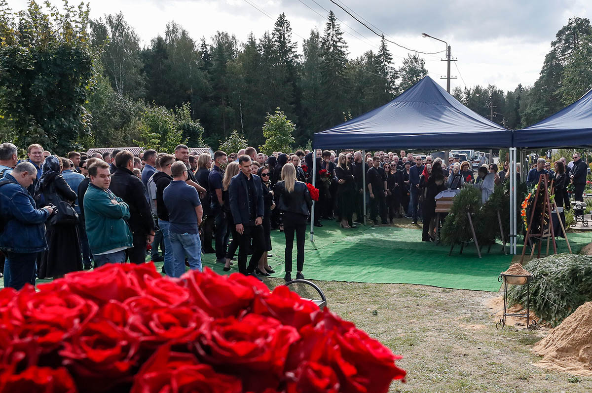 Люди собираются возле гроба с телом погибшего Валерия Чекалова на Северном кладбище в Санкт-Петербурге, Россия, 29 августа 2023 года. Фото NATOLY MALTSEV/EPA/Scanpix/LETA