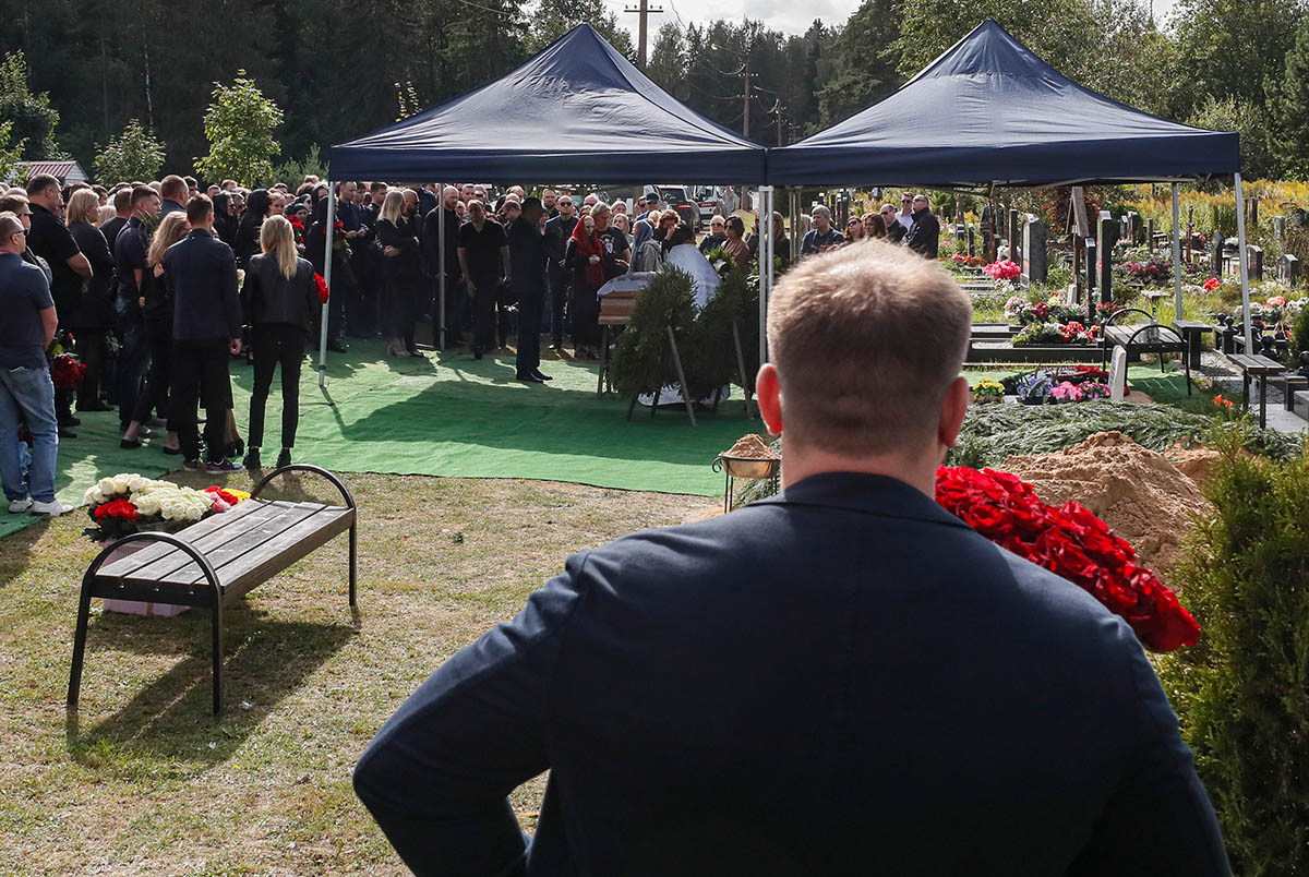 Люди собираются возле гроба с телом погибшего Валерия Чекалова на Северном кладбище в Санкт-Петербурге, Россия, 29 августа 2023 года. Фото NATOLY MALTSEV/EPA/Scanpix/LETA