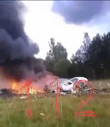 Пожар на месте падения самолета Евгения Пригожина в Тверской области. Кадр видео, опубликованного в телеграм-канале 112