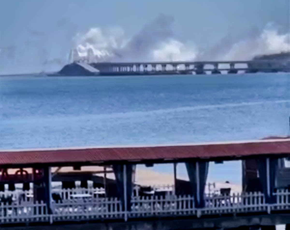 Задымление над Крымским мостом 12 августа 2023 года. Скриншот из видео телеграм-канала «Раньше всех. Ну почти»