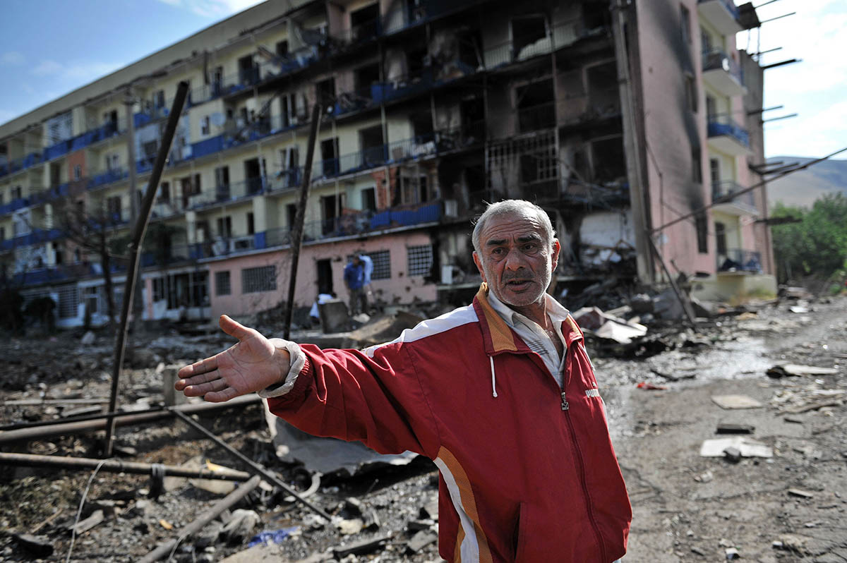 Грузинский мужчина перед своим разрушенным домом в Гори, 11 августа 2008 года. Фото DIMITAR DILKOFF/AFP PHOTO/Scanpix/LETA