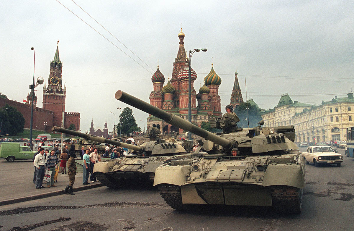 Танки рядом с Красной площадью. 19 августа 1991 года. Фото DIMA TANIN/AFP PHOTO/Scanpix/LETA