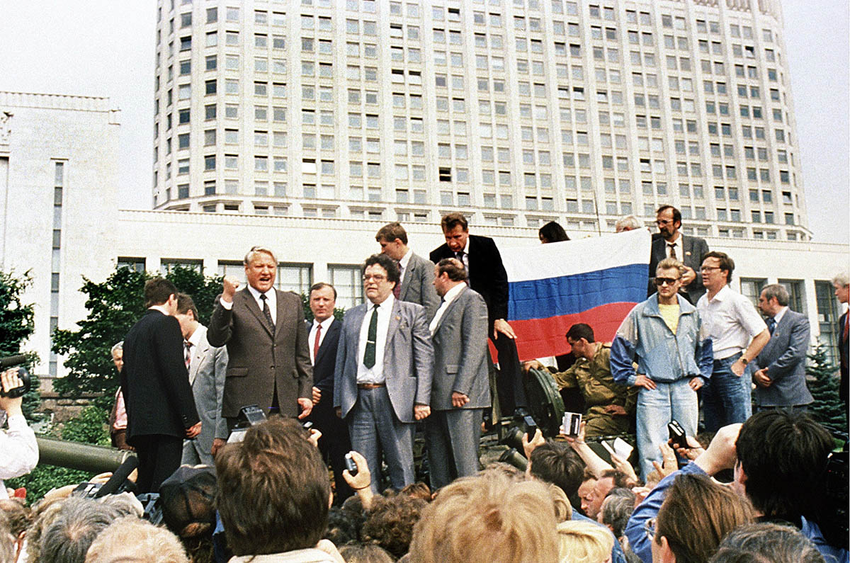Борис Ельцин перед зданием Российской Федерации. 19 августа 1991 года. Фото DIANE-LU HOVASSE/AFP PHOTO/Scanpix/LETA