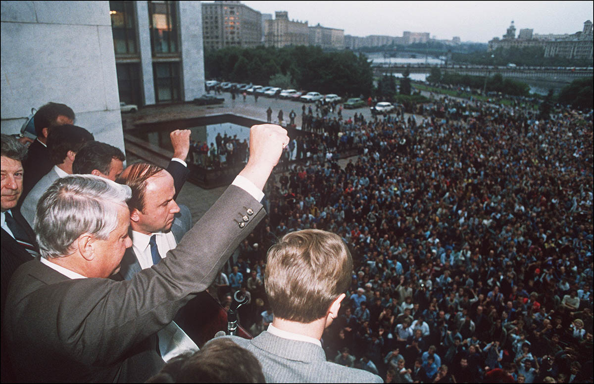 Борис Ельцин со своими сторонниками перед зданием Российской Федерации. 19 августа 1991 года. DIMA TANIN/AFP PHOTO/Scanpix/LETA