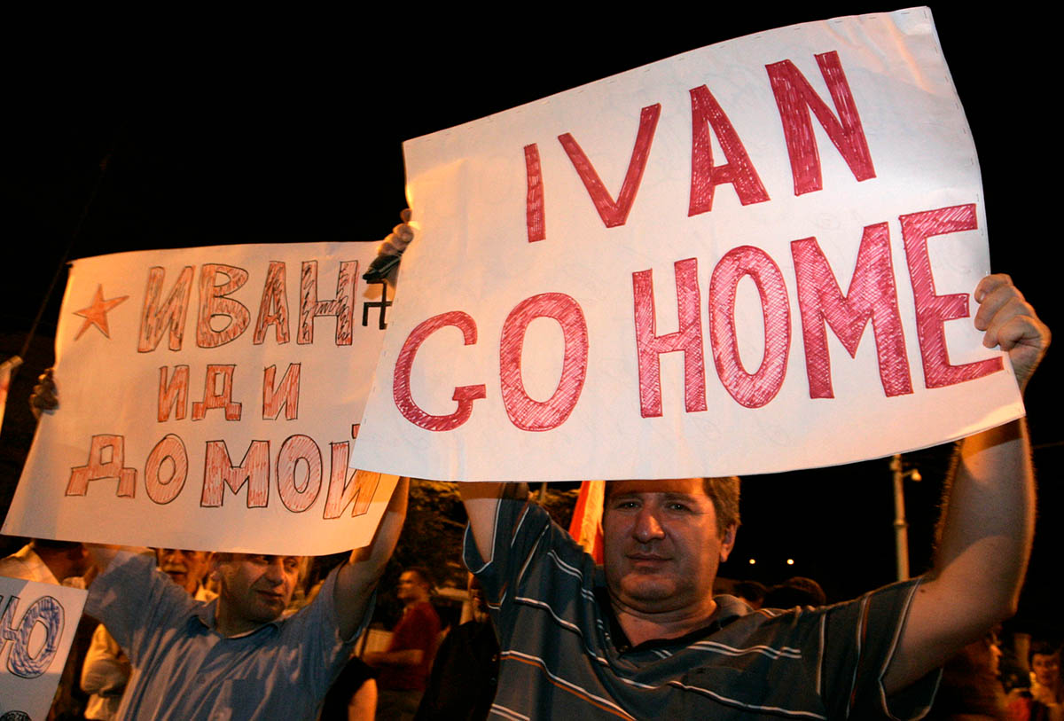 Акция протеста у посольства России в Тбилиси, 26 августа 2008 года. Фото David Mdzinarishvili/REUTERS/Scanpix/LETA