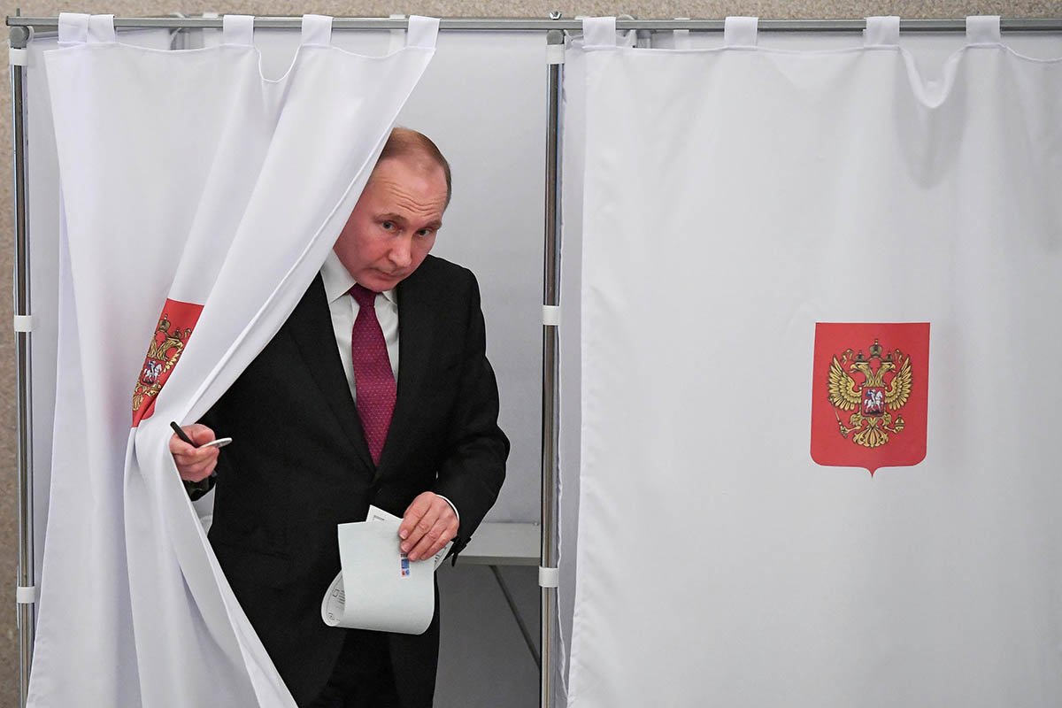 Владимир Путин на избирательном участке во время президентских выборов 2018 года. Фото Yuri Kadobnov/Reuters/Scanpix/LETA