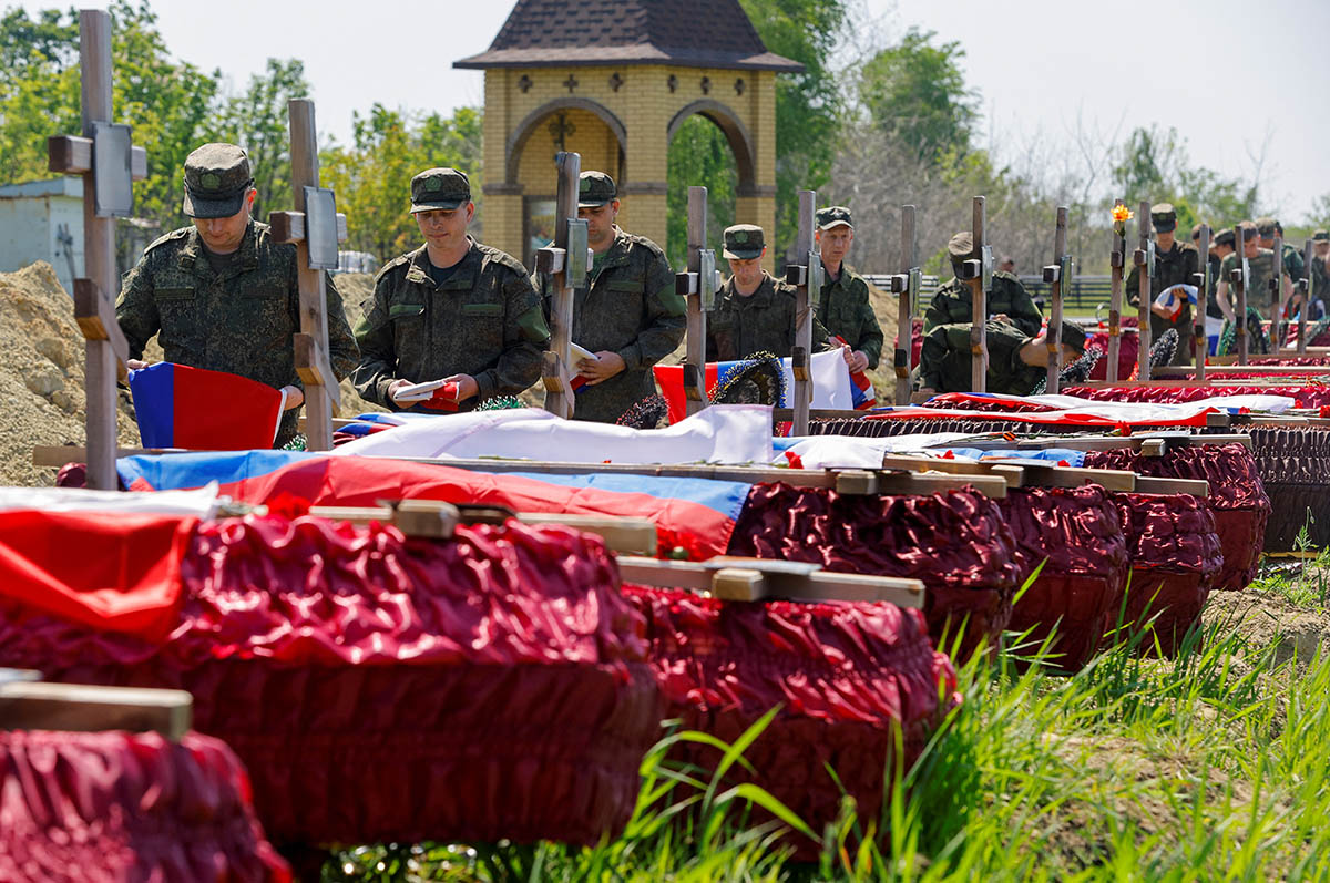 Церемония захоронения российских военнослужащих, Луганск. Фото Alexander Ermochenko/REUTERS/Scanpix/LETA