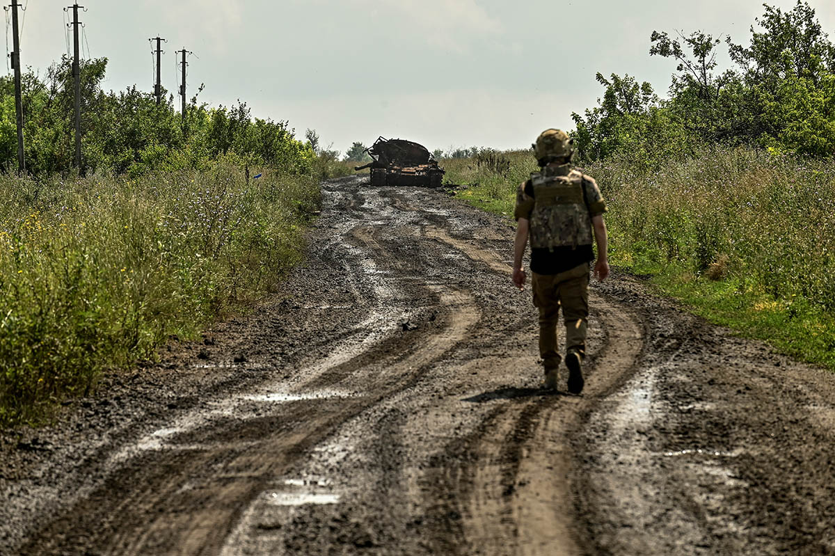 Подбитый российский танк рядом с селом Новодаровка в Запорожской области. Фото Stringer/REUTERS/Scanpix/LETA