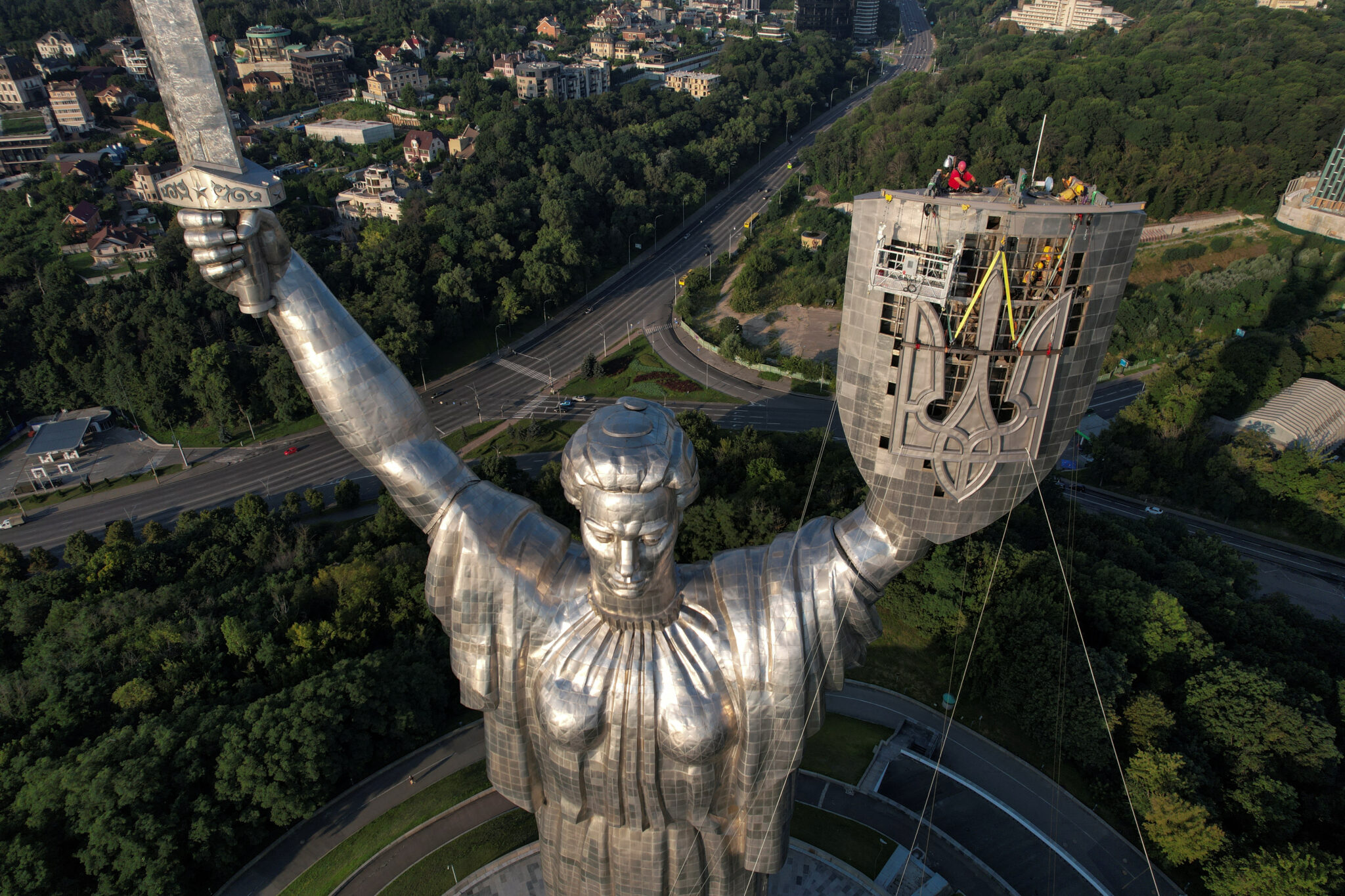 Cкульптура «Родина-мать» в Киеве. Фото REUTERS/Valentyn Ogirenko/Scanpix/LETA